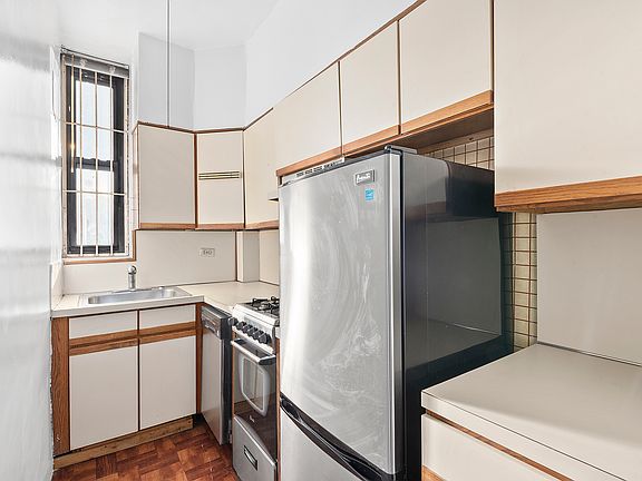 4th image of 504 Cathedral Pkwy #6E