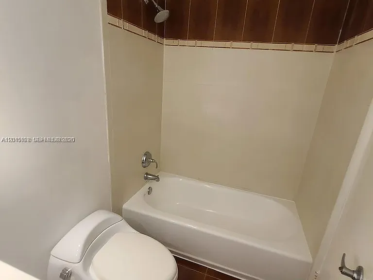 2500 SW 6th St #303 — Photo 9