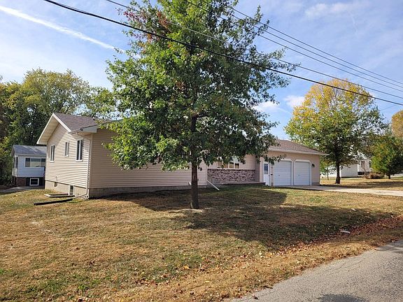 2nd image of 220 Lincoln Dr NE