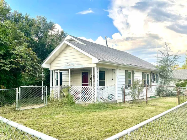 503 S Laird St, Mooreland, OK 73852