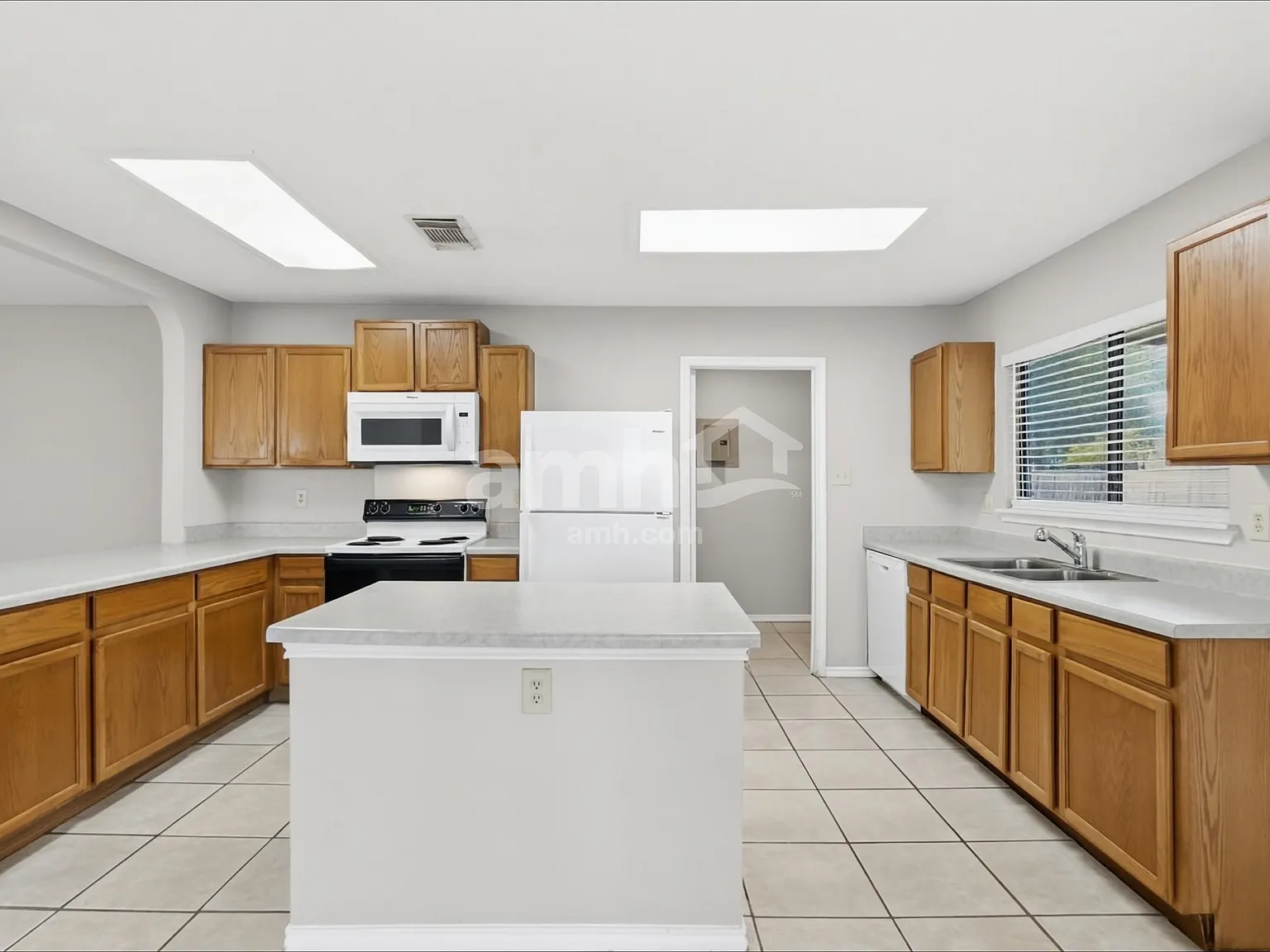 3 bed, 2.0 bath, 1520 sqft, $1,710 — Photo 3