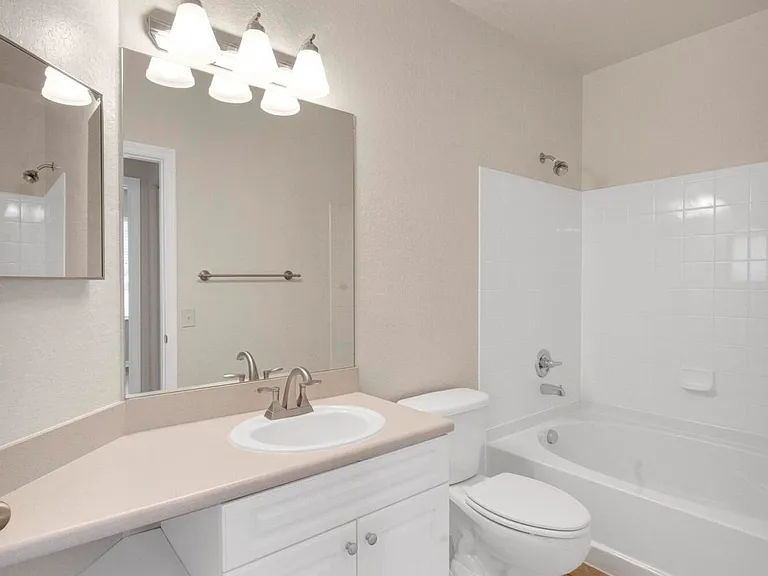 343 SE Rogers Ct — Photo 9