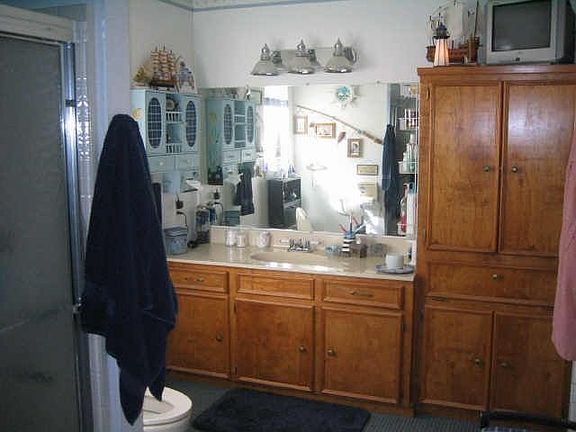 3rd image of 223 Lake Dr