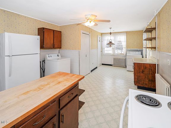 5th image of 647 Barnerville Road