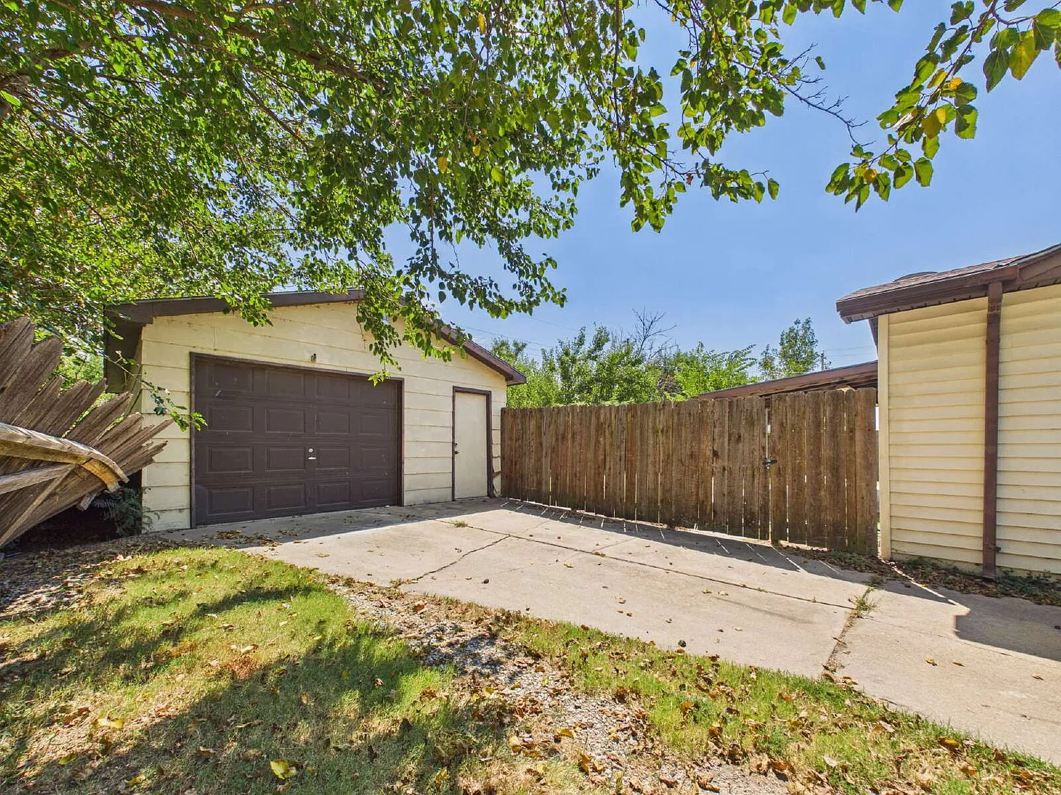 3 bed, 1.0 bath, 924 sqft, $1,250 — Photo 4