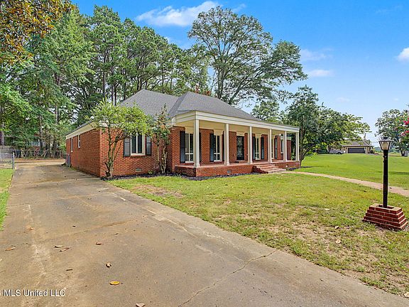 4th image of 304 Cahill St