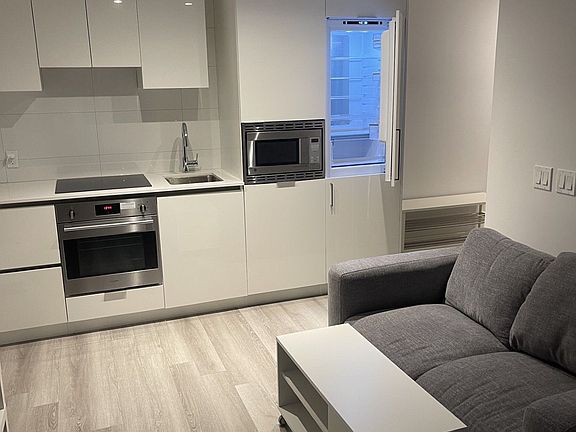 5th image of 238 Simcoe St W #1406