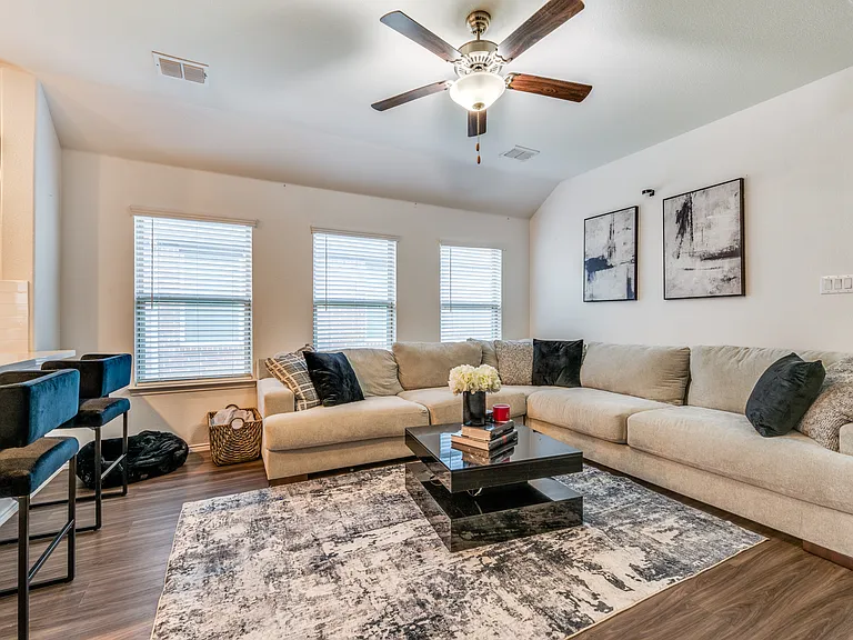 2445 Larimar Dr — Photo 8