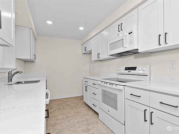 3rd image of 3004 Saint James Court NW