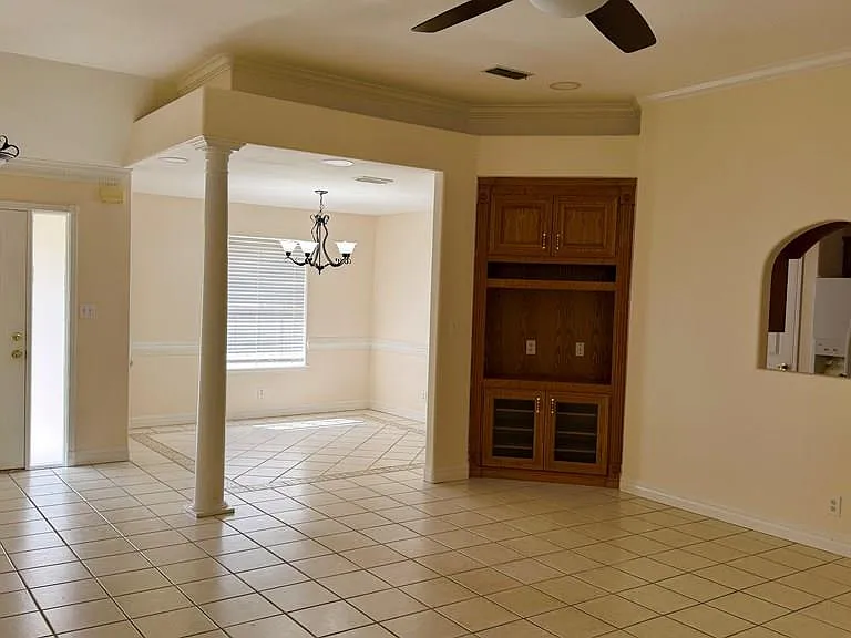 2034 Toluca Dr — Photo 2