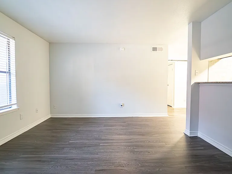 Chesapeake Apartments — Photo 28