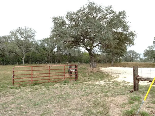 251 Lefty Ln, Goliad, TX 77963