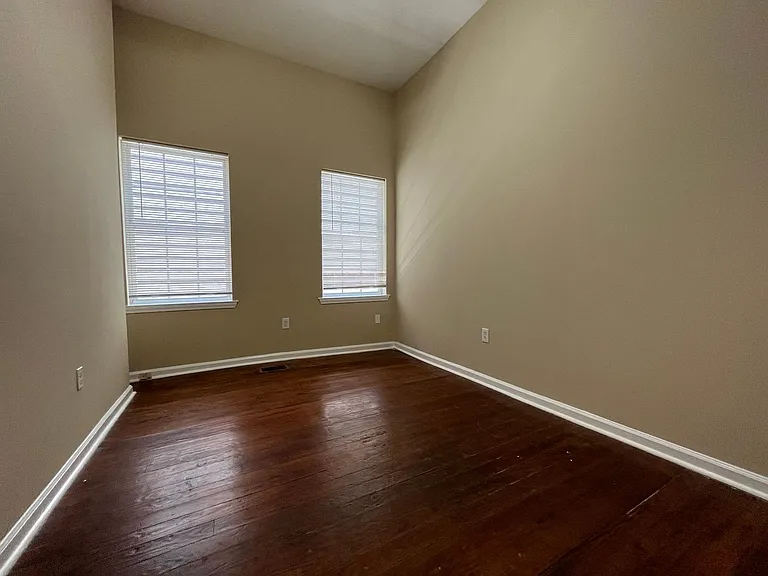 825 E Henry St — Photo 13