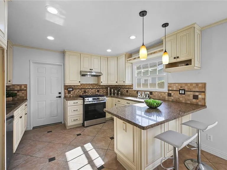 6091 Kimberly Dr — Photo 11