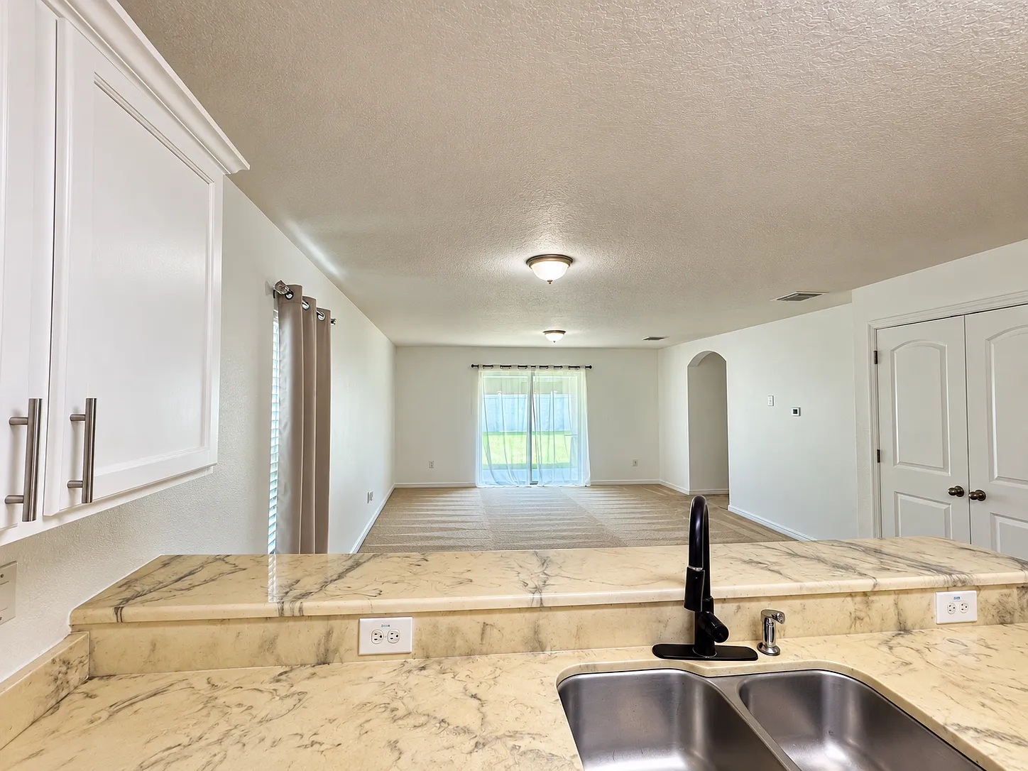 4 bed, 2.0 bath, 1851 sqft, $2,495 — Photo 3