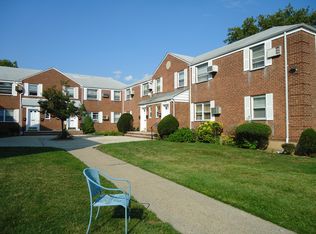 7517 254th St, Glen Oaks, NY 11004