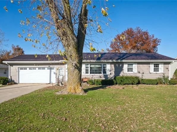 212 5th St E, Newhall, IA 52315