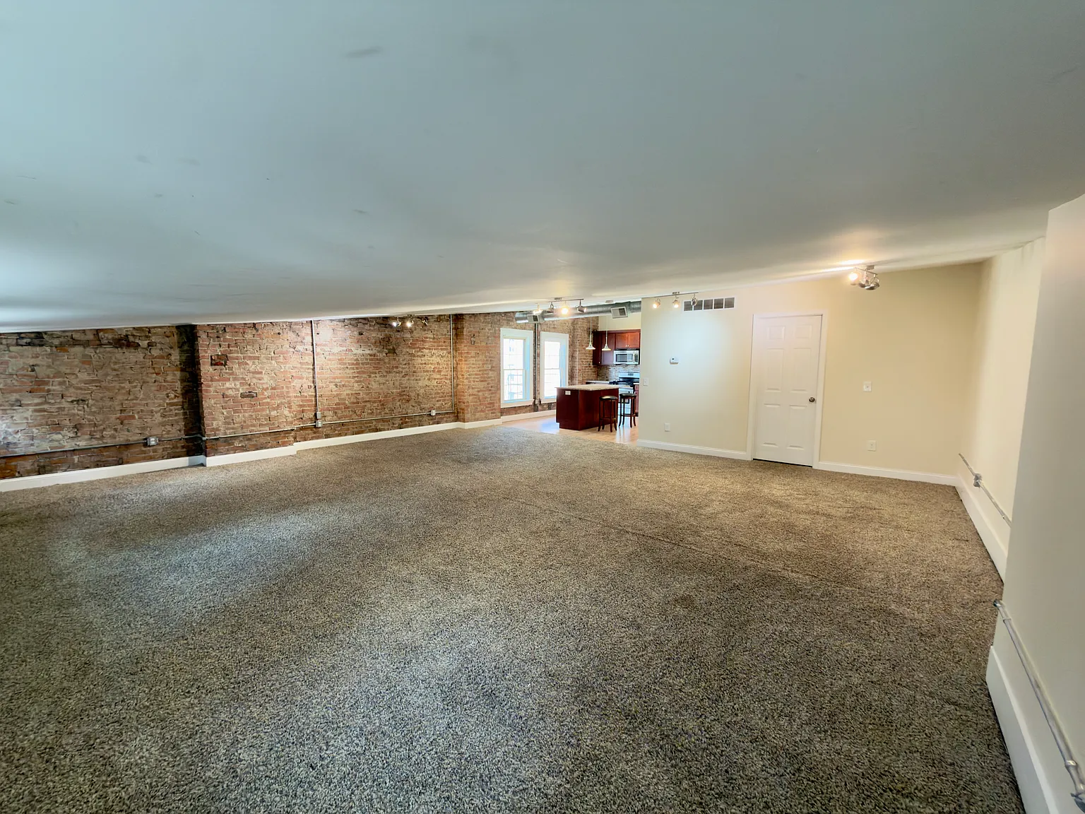 Studio, 900 sqft, $1,250 — Photo 3