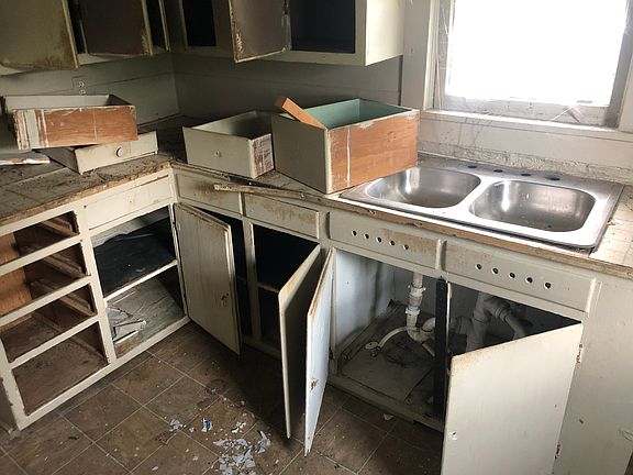3rd image of 8037 Euclid Ave