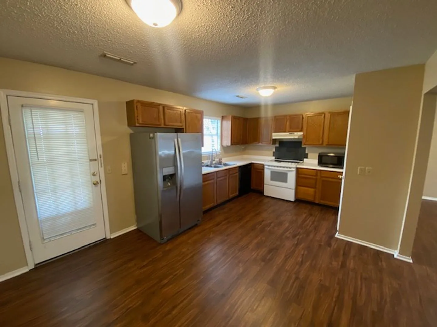 Super Cute 3 Bedroom Now Available! — Photo 4