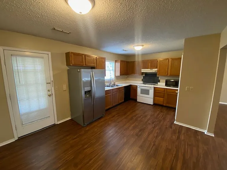 320 E Evergreen Ln — Photo 4