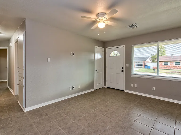 319 E Cedar Ln — Photo 3