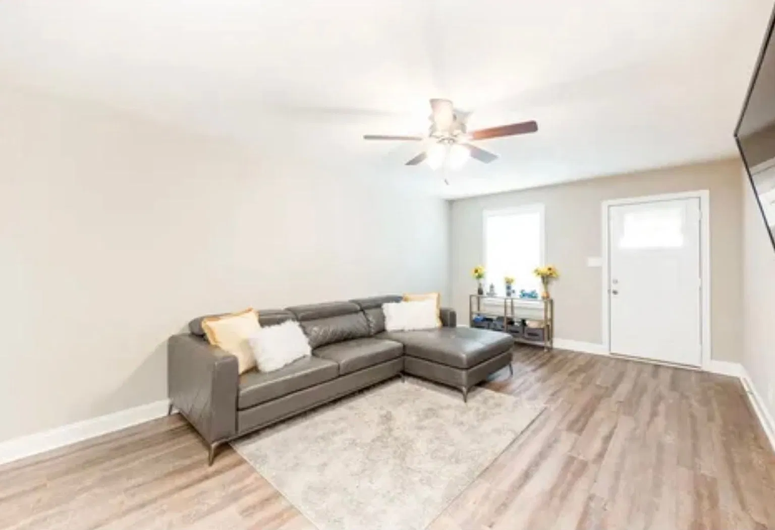 3 Bedroom Pet Friendly Home For Rent - Fenced Back Yard! — Photo 3