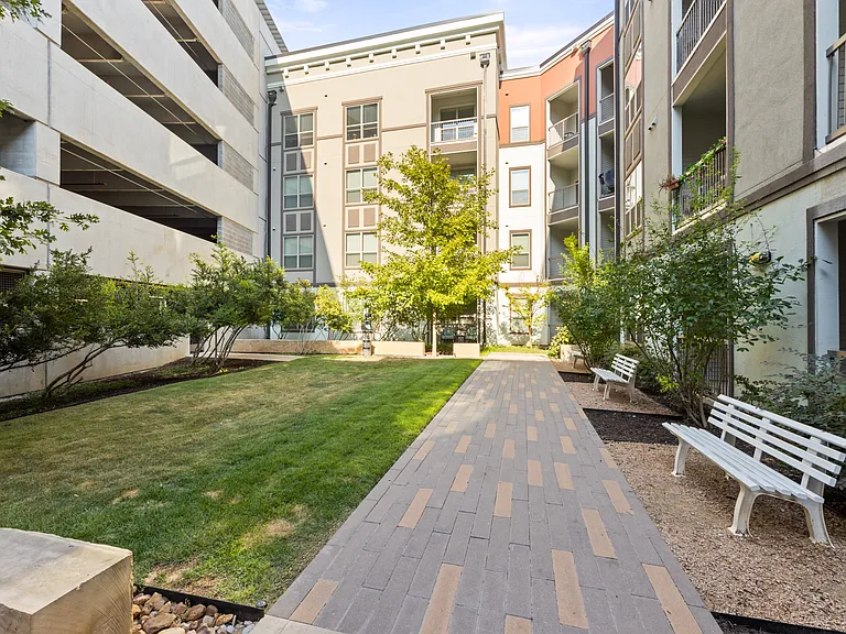 Rocklyn at Samuels Ave — Photo 30