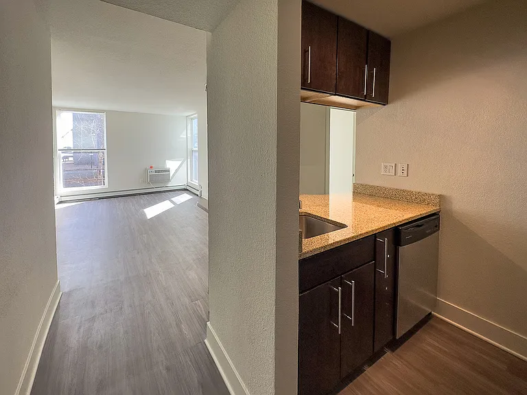 1 Bed / 1 Bath - Kitchen
