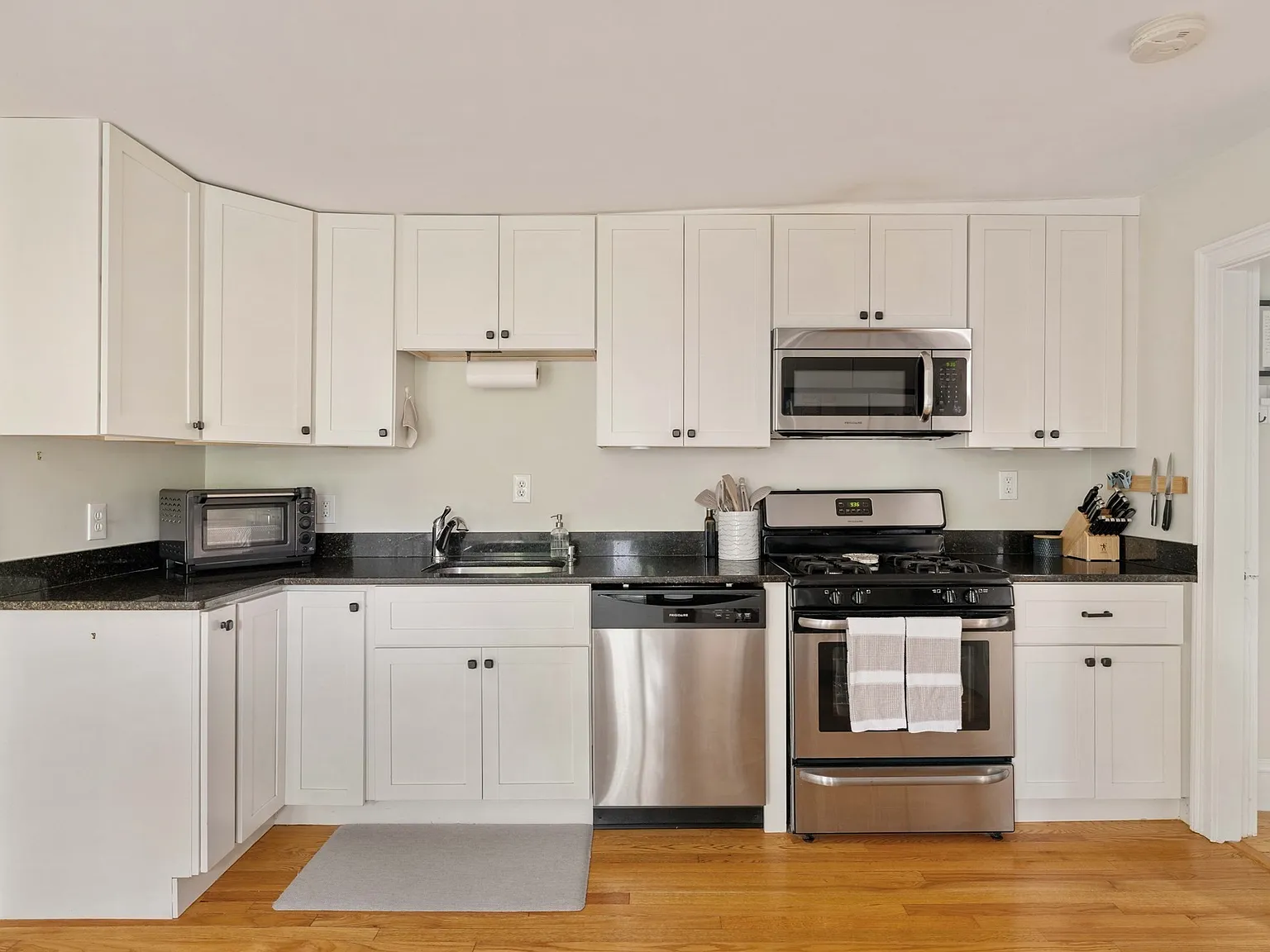 1 bed, 686 sqft, $3,300 — Photo 2