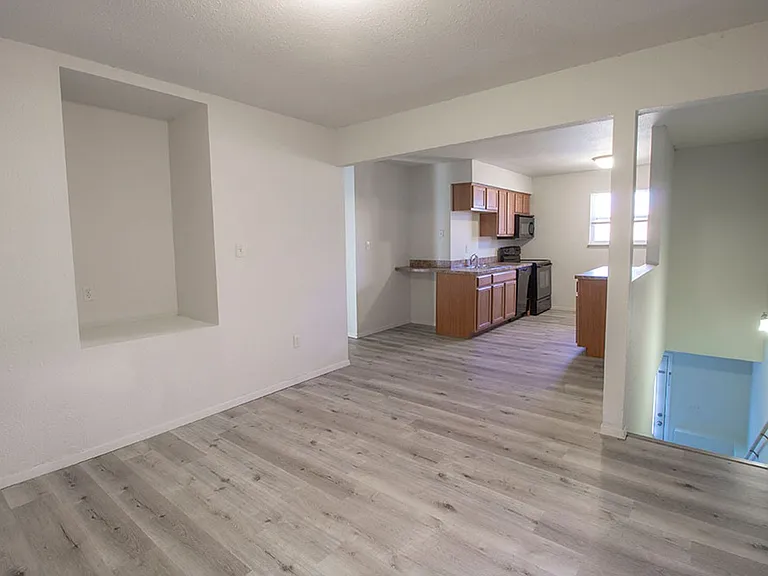 1005 W Ash St — Photo 4