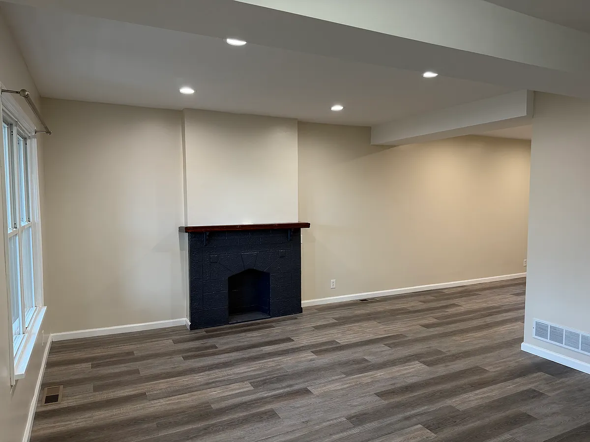 Building Photo - 447 Winton St