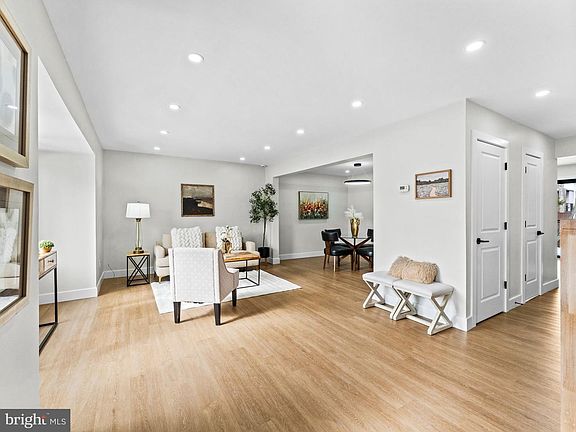3rd image of 324 Evanston Dr
