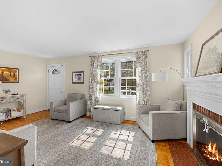 2929 Stuart Dr — Photo 4