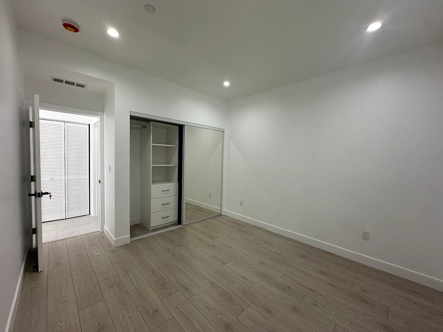 3 bed, 1200 sqft, $3,900 — Photo 4