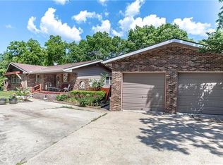 20494 219th St, Tonganoxie, KS 66086