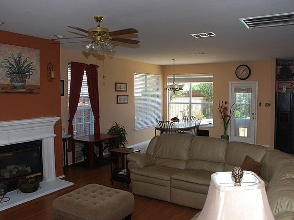 Living Room / Breakfast Nook