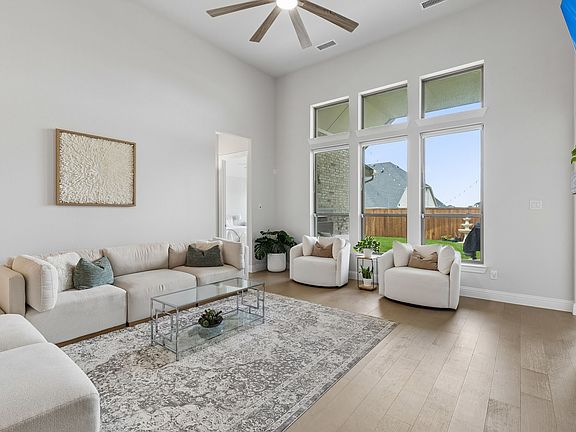 4th image of 404 Lacey Oak Ln