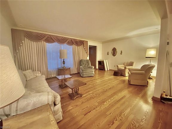 3rd image of 6618 Bennington Dr