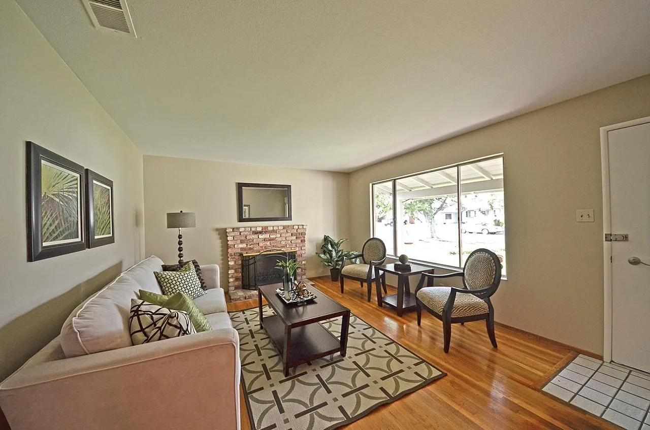 3 bed, 1232 sqft, $4,700 — Photo 1