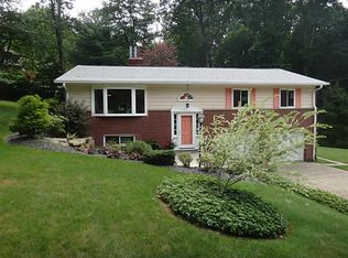 2031 Grosvenor Dr, Coraopolis, PA 15108