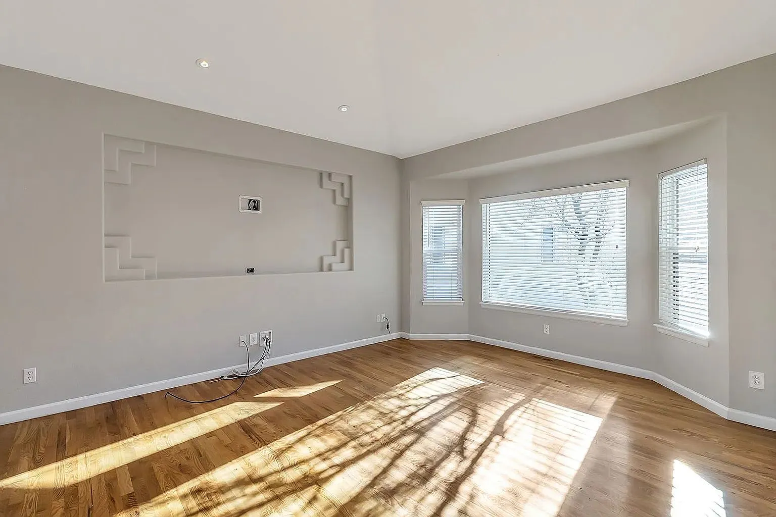 5 bed, 4.5 bath, 4698 sqft, $5,185 — Photo 4