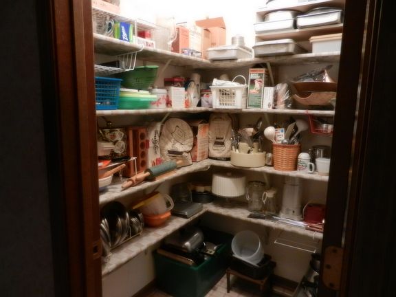 Full pantry off kitchen, great storage. 