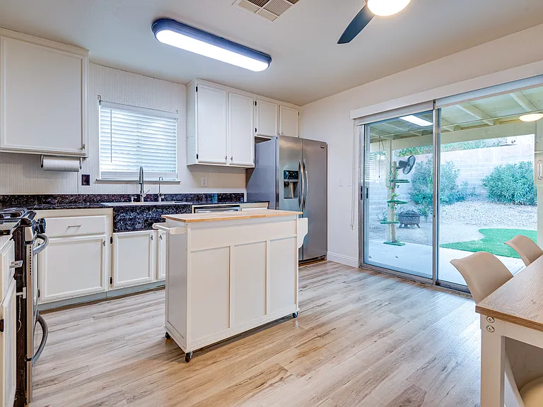 kitchen with view of backyard