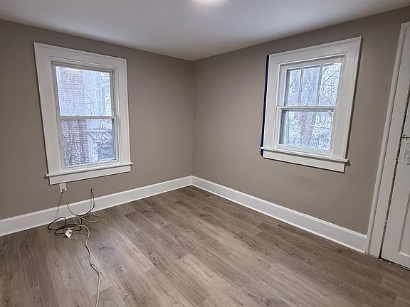 5th image of 185 Rowland Ave #187