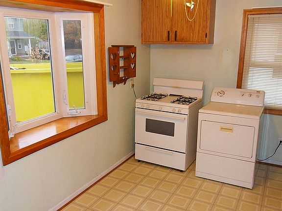 3rd image of 23377 Cayuga Ave