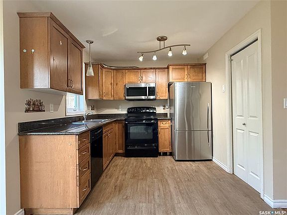 4th image of UNIT 212-415 Lynd CRESCENT