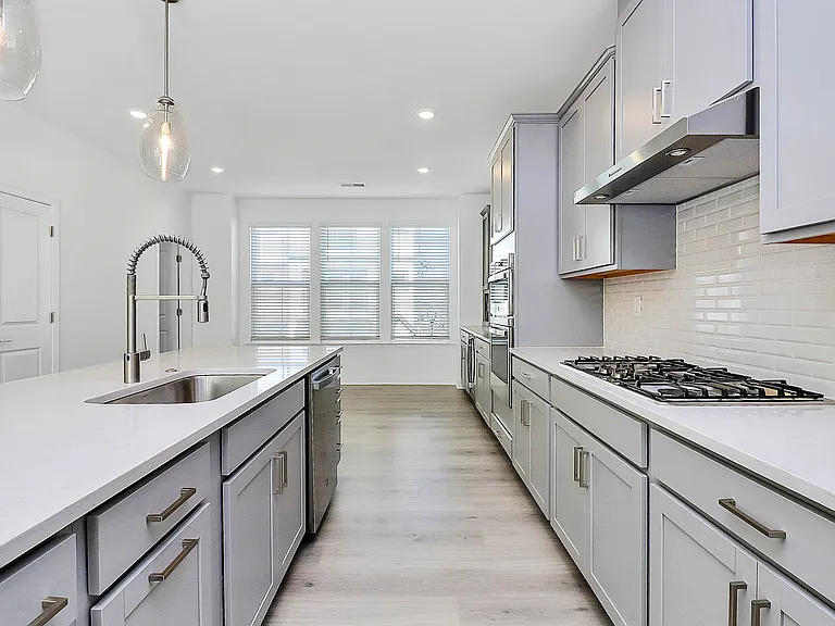 707 Hoke Ln — Photo 2