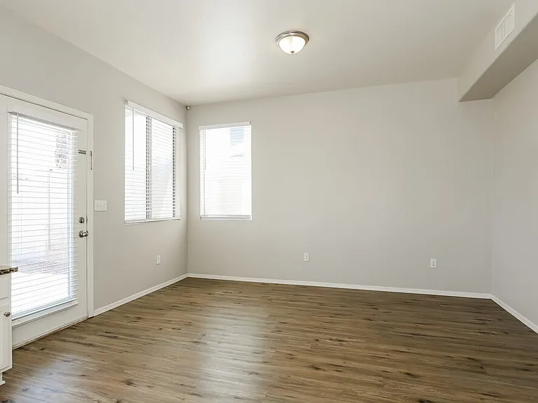 2151 E Briarwood Ter — Photo 9