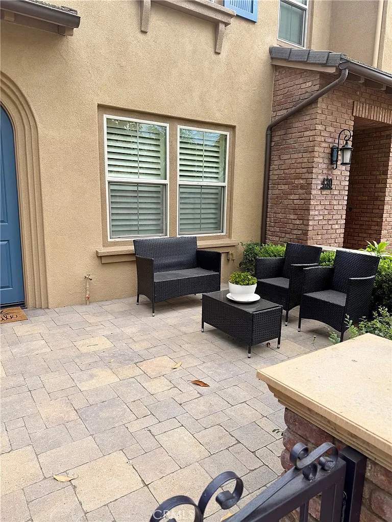 4 bed, 1876 sqft, $4,700 — Photo 2
